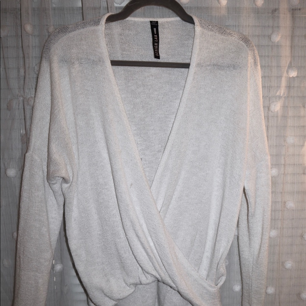 DesignLab White V-neck swoop sweater